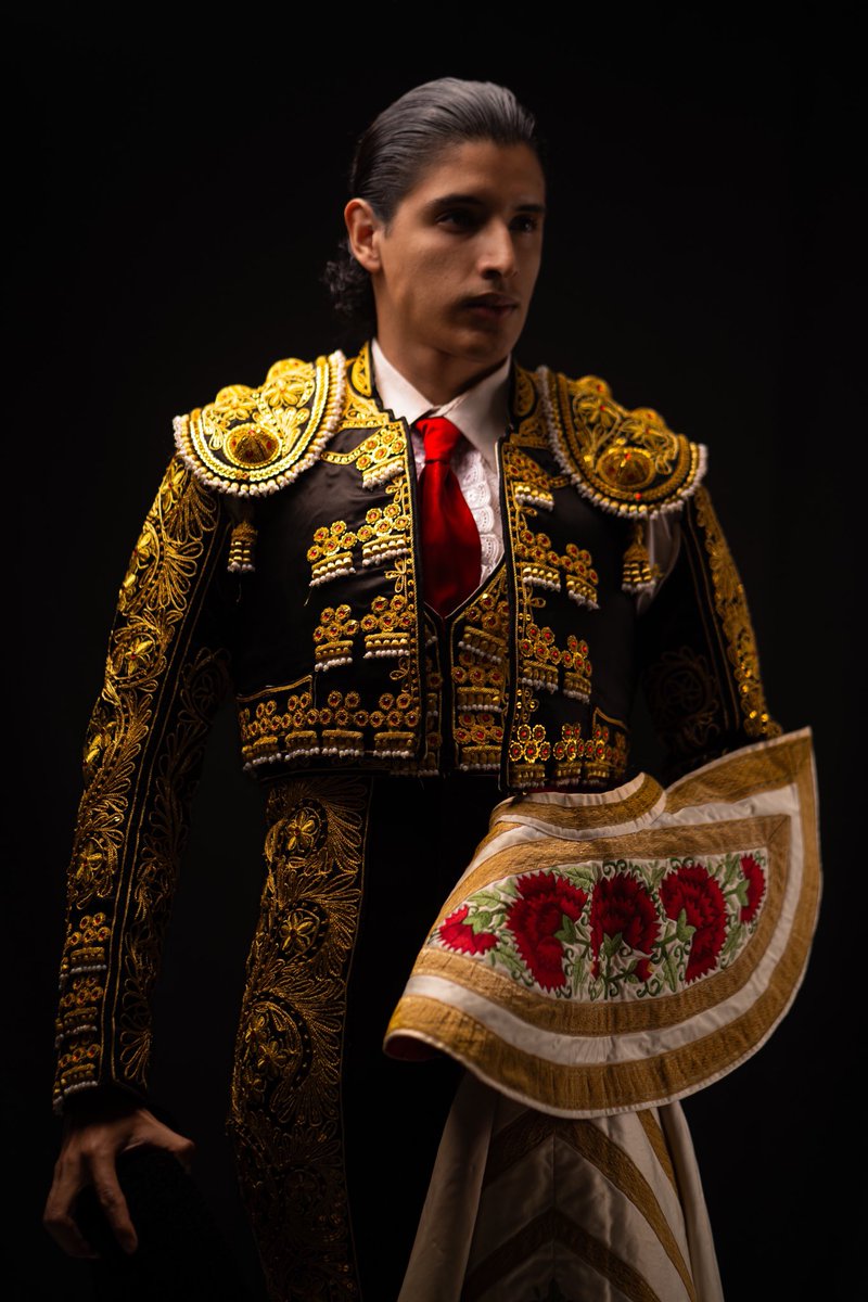 “A ver quién es el guapo que me ayuda a desvestir este cansado traje de la soledad”

 (El Barrio) 🎶🤟🏼🔥

📸 - @ricardo_fuentes9822  colaboración con - @studio63mx