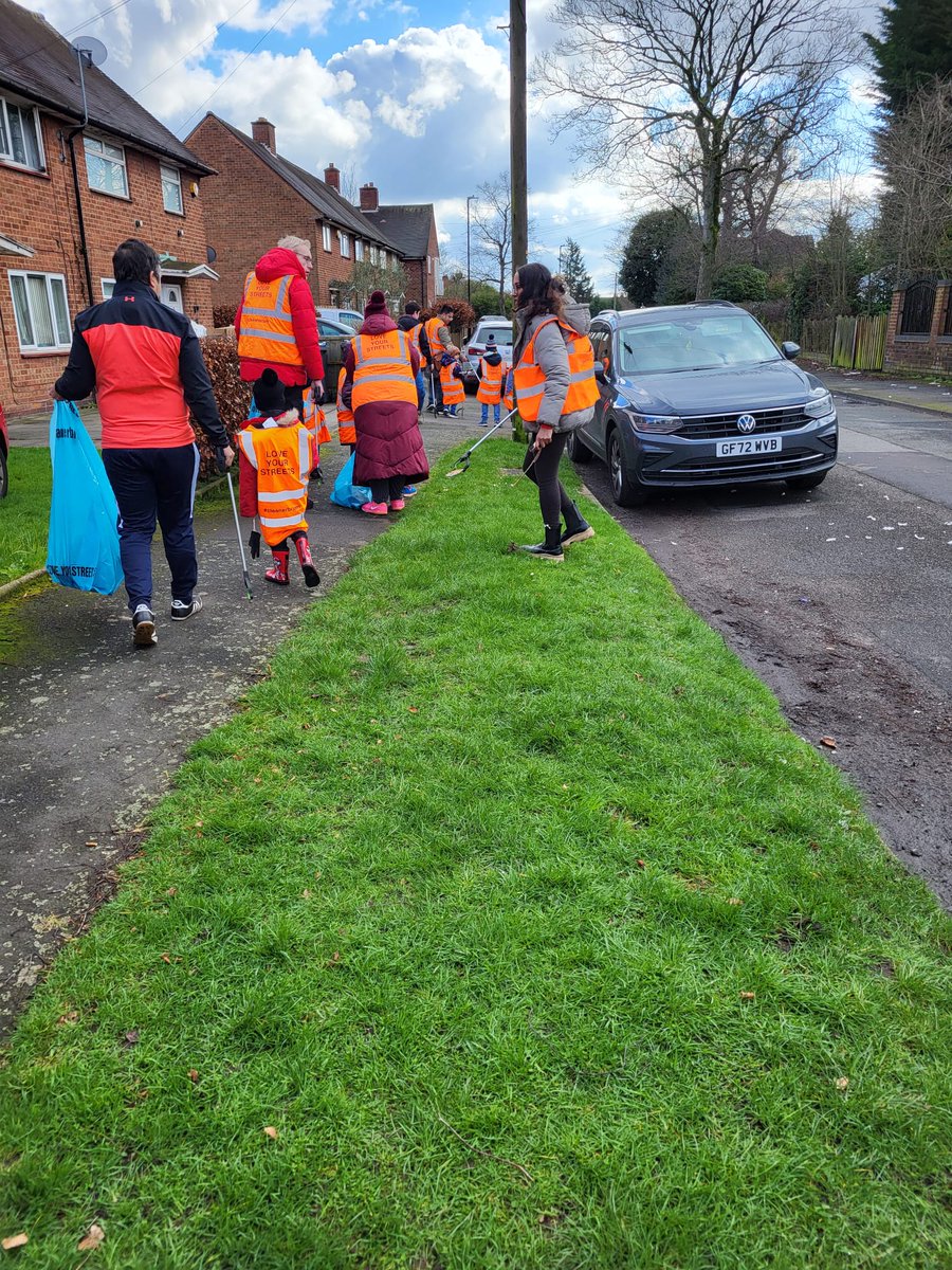 Over the weekend, 16 adults & 8 children collected a total of 28 bags & did a total of 32 hours. 
Thanks to the Squirrel Scouts for  great work on Saturday! @HandsworthWMP @WMFSHandsworth @BoldGreenBham @BOSFonline #Keepbrumtidy #Handsworth #beboldbebham