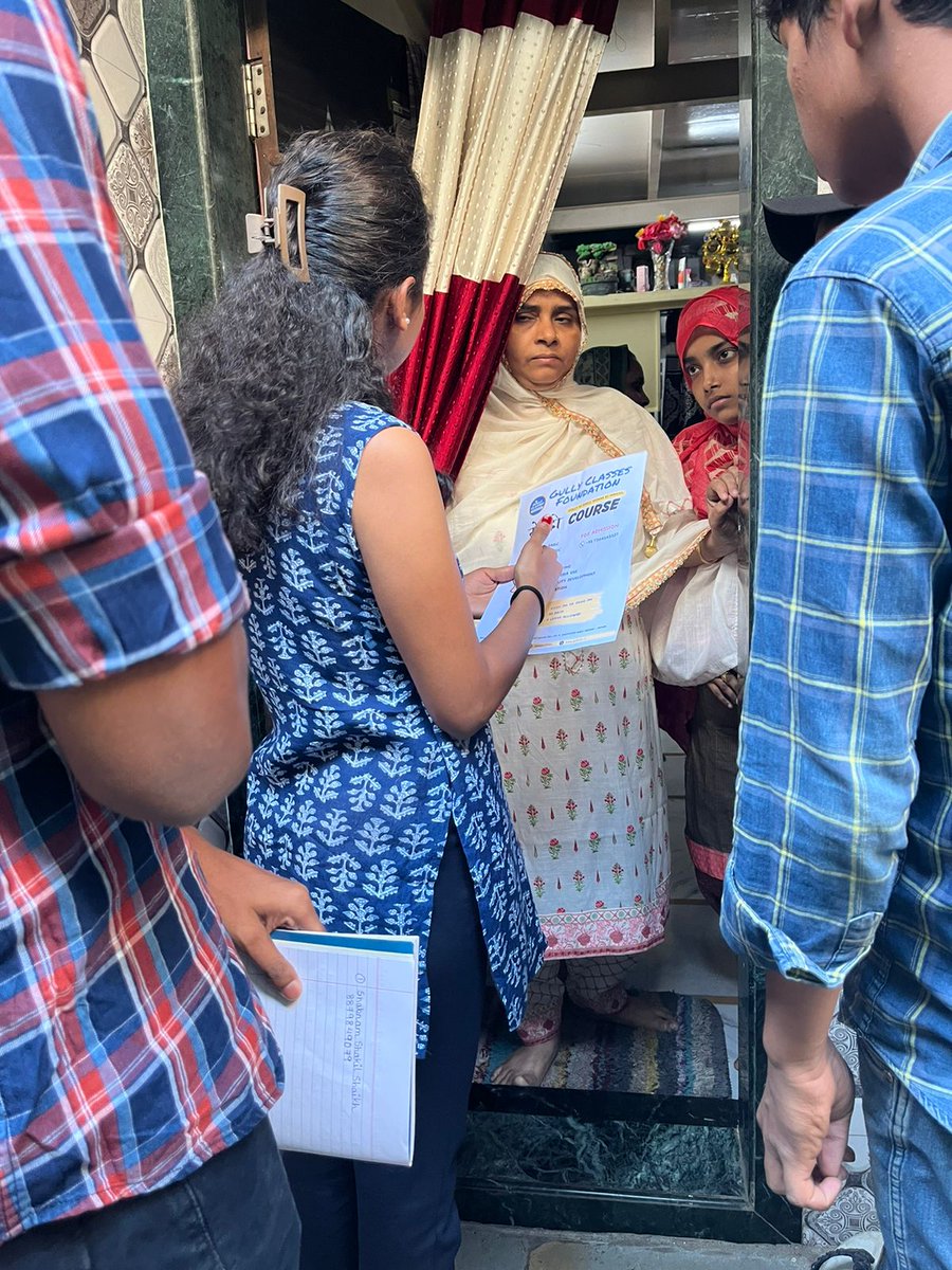gullyclasses's tweet photo. 🌟 Today, our team visited Azad Nagar and Chirag Nagar in Ghatkopar, introducing our transformative Mehndi Course by Gully Classes Foundation.
#SkillDevelopment #GullyClassesFoundation #MehndiCourse #PankajUdhas #Mumbai https://t.co/gZA2hG3reG