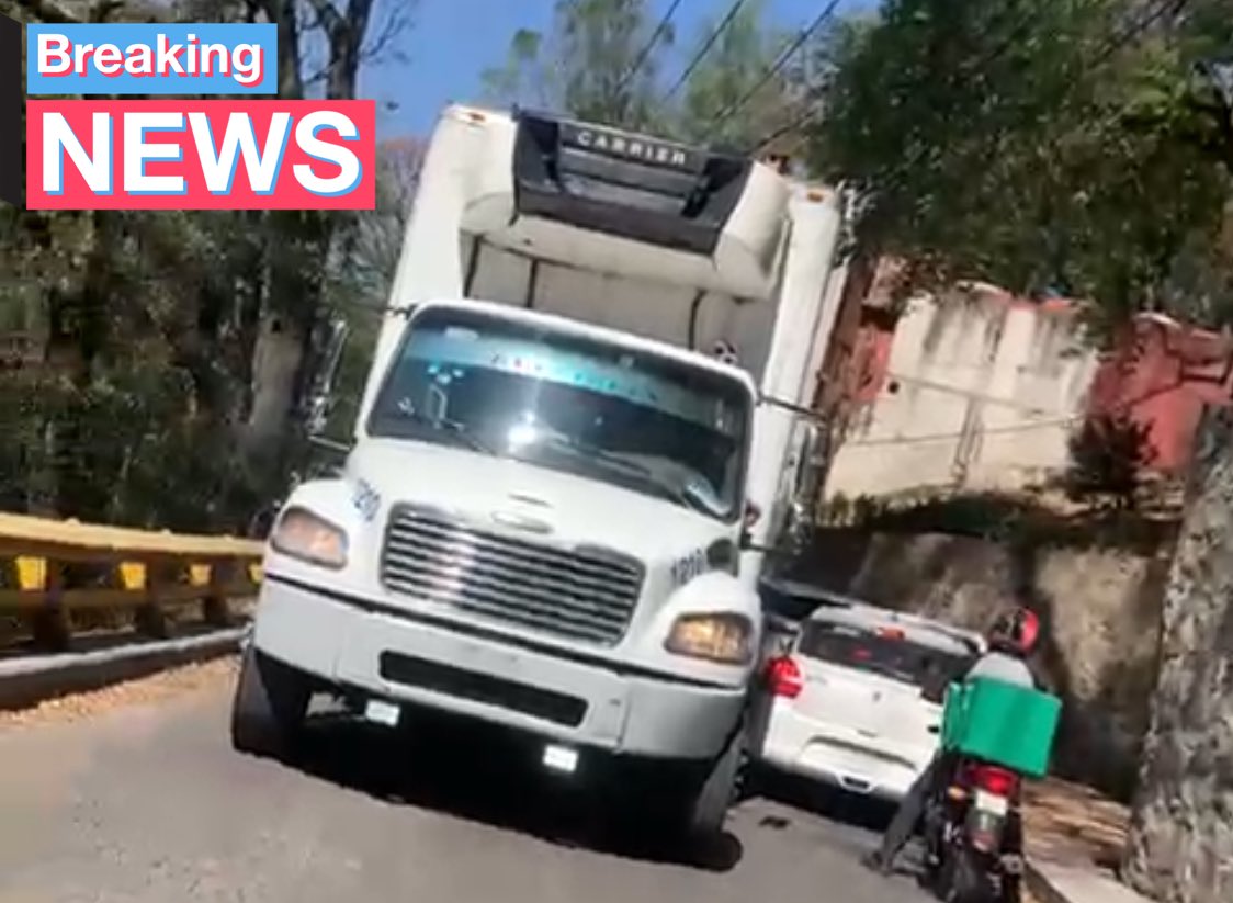 EnlaceTAguilas's tweet photo. #paciencia Tenemos tráfico denso sobre Calzdelas Águilas dirección Cedros. La situación la provocó camión que a todas leguas NO CABE pero aún así valiéndole maaaad..es circuló por @PrivadadeCedros agradecemos a @SSC_CDMX por apoyo #SectorAlpes
@LeMansVillaVerd @VillaVerdunAO https://t.co/20XFUI6vPr