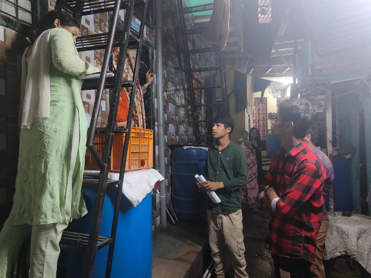 gullyclasses's tweet photo. With passion, Rohit Kanaujiya, Amaan Bagwan, Abdul Munaf, and interns from Bhavans College Andheri shared its value, aiming to empower families with new skills. Join us in making a difference, one community at a time! 💼💫 #CommunityOutreach #MehndiCourse #Empowerment https://t.co/t4alMRPN9e