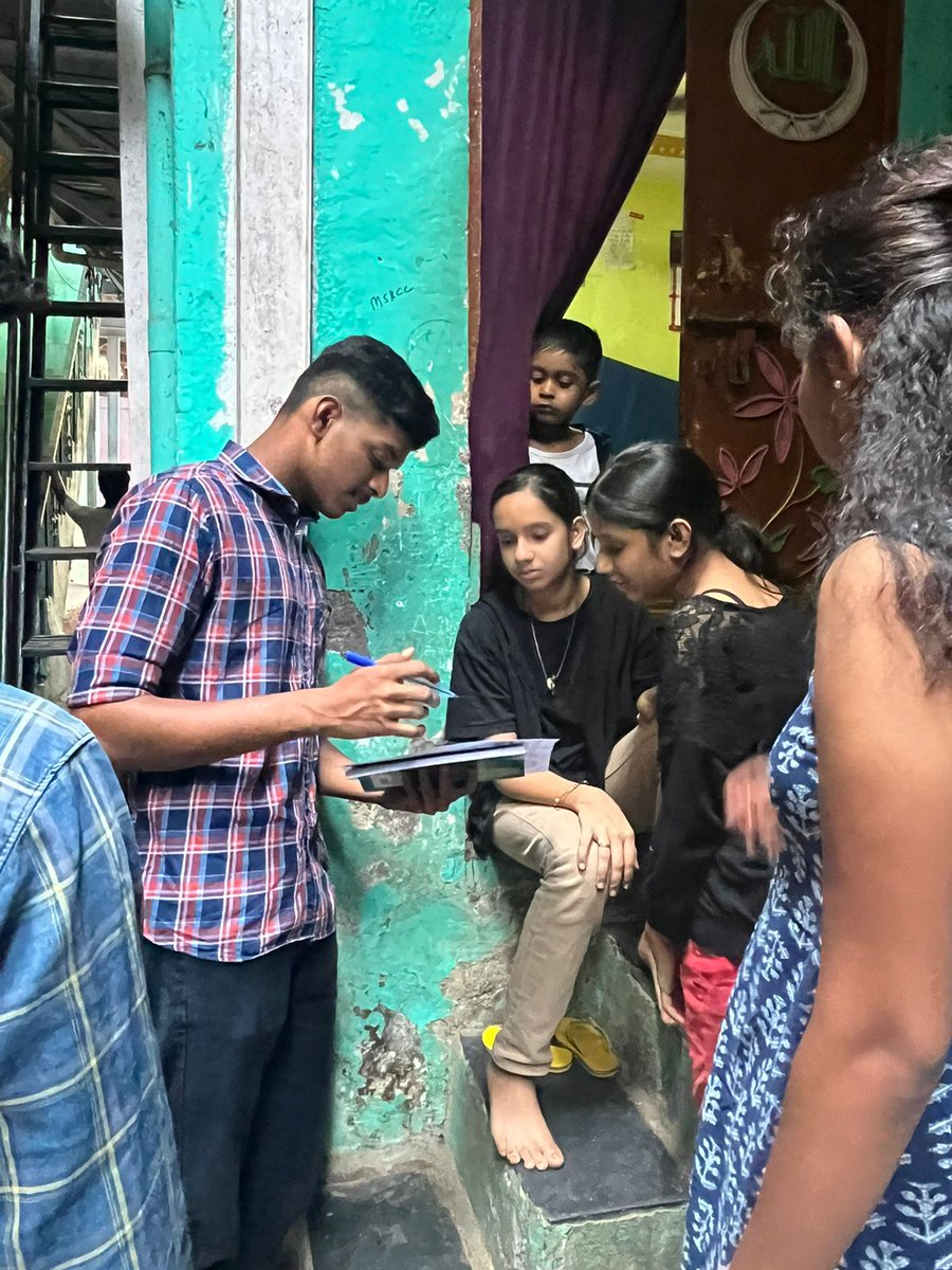 gullyclasses's tweet photo. With passion, Rohit Kanaujiya, Amaan Bagwan, Abdul Munaf, and interns from Bhavans College Andheri shared its value, aiming to empower families with new skills. Join us in making a difference, one community at a time! 💼💫 #CommunityOutreach #MehndiCourse #Empowerment https://t.co/t4alMRPN9e