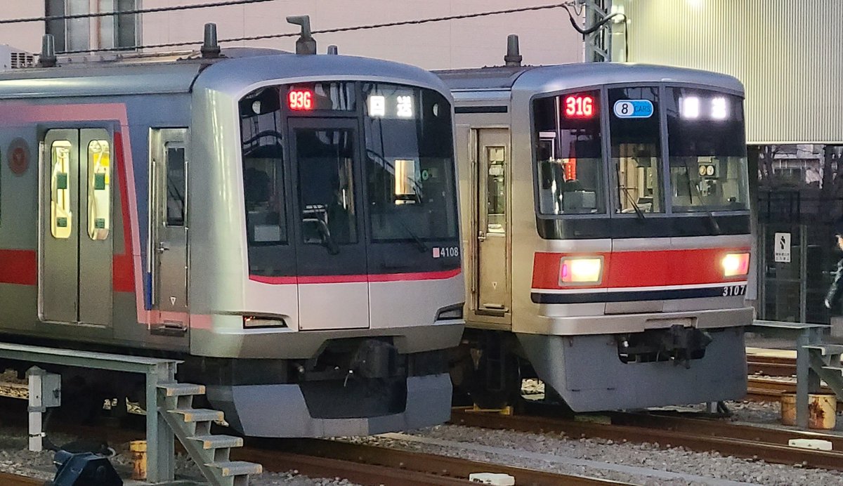 今朝の西横浜

93G→4108F
31G→3107F

昨日のダイヤ乱れの余波で、昨夜～今朝にかけては、所定相鉄運用のところに東急車が２本入り、西横浜に東横線、目黒線ともに各1本ずつ留置されました。