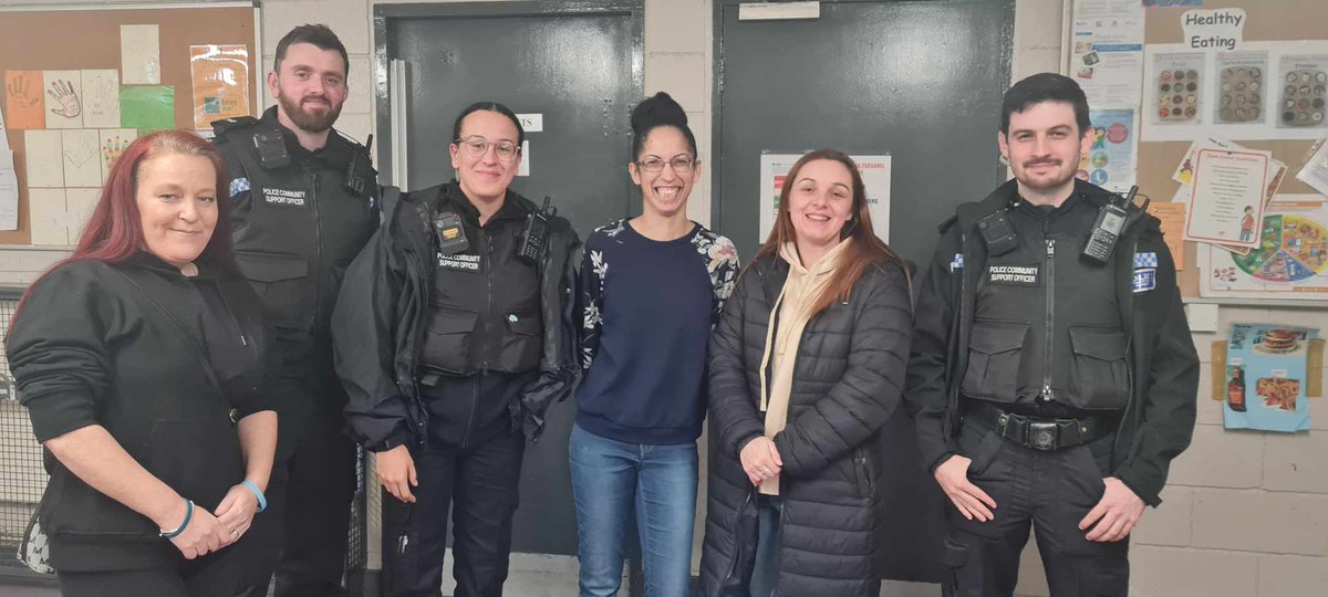 CommunityNetwo6's tweet photo. Massive Thanks to PCSOs from @SthRibblePolice Neighbourhood Policing Team for attending tonight with @DoingitforDylan as part of our wider Safer Neighbourhoods Project supported by @LancsPCC
#CommunityGroups
#CommunityActivists
#CommunityPartnerships
#SaferNeighbourhoods https://t.co/Aof3kCSnNy