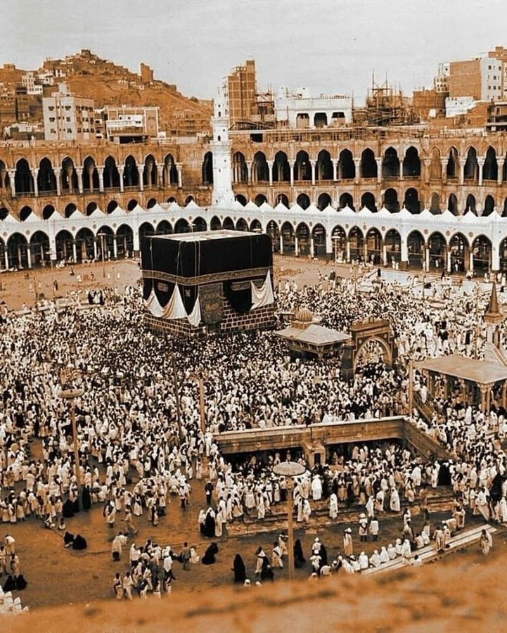 لا إله إلا الله وحده لا شريك له له الملك وله الحمد وهو على كل شيء قدير. يتطور العمران وترتقي التقنيات وتنشرح القلوب وتتسع المساحات والخدمات. و الكعبة هي الكعبة. بيت الله المعمور. يشتاق لها كل مسلم.. الحمد لله على نعمة الإسلام ونعم الأمن والأمان.