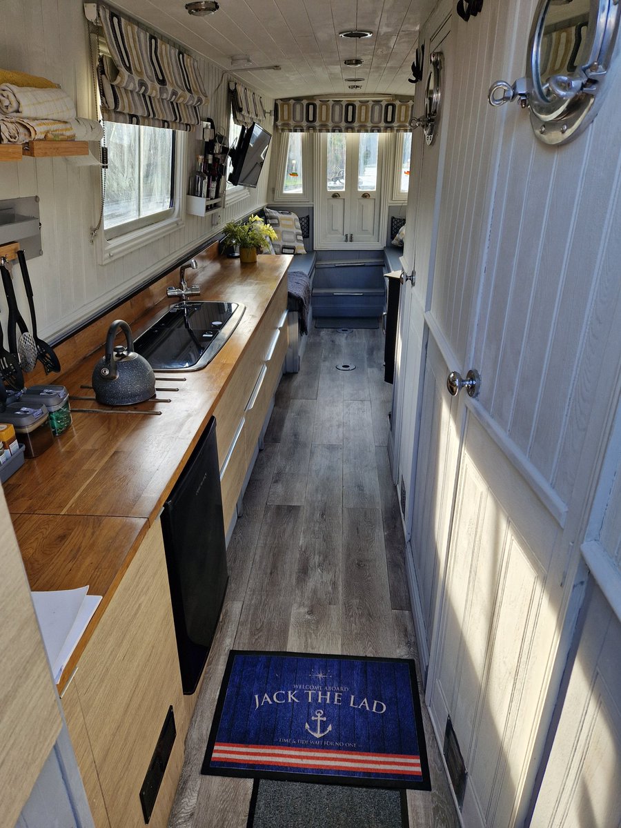 All sparkling clean for viewings. We are selling our lovely little boat,  so we can find our perfect bigger boat for bigger adventures #boatsthattweet #boatsales #narrowboat #narrowboatsofinstagram