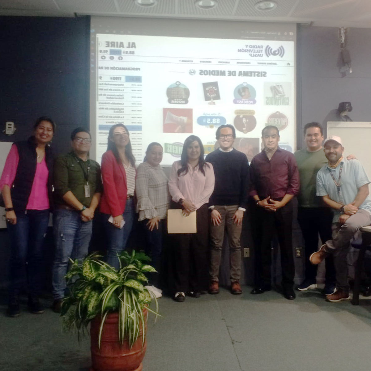 UASLP_CICSA's tweet photo. 🎙️📻 Taller de Locución y Producción Radiofónica Organizado el 22 de febrero en CICSA como preparación para el equipo de "Bibliófilos"
Gracias al Dr. Miguel del Río y a LCC Monsivais Salas por compartir su conocimiento🙌
#UASLP #ProducciónRadiofónica #Bibliófilos #RadioUASLP https://t.co/dvCyHWXv1X
