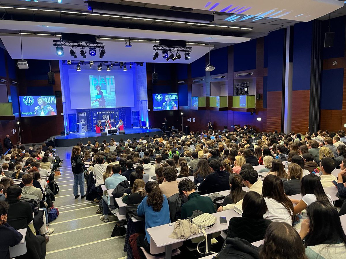 datirachida's tweet photo. 🗣️ Rencontres et échanges à l’Université Paris-Dauphine avec l’association @dauphine_debat.

Accès à la #Culture, enjeux européens, situation de la ville de #Paris… avec plus de 800 étudiants, nous avons évoqué de nombreux sujets sans détours !

Merci pour votre invitation. https://t.co/gy5cVMRtJJ