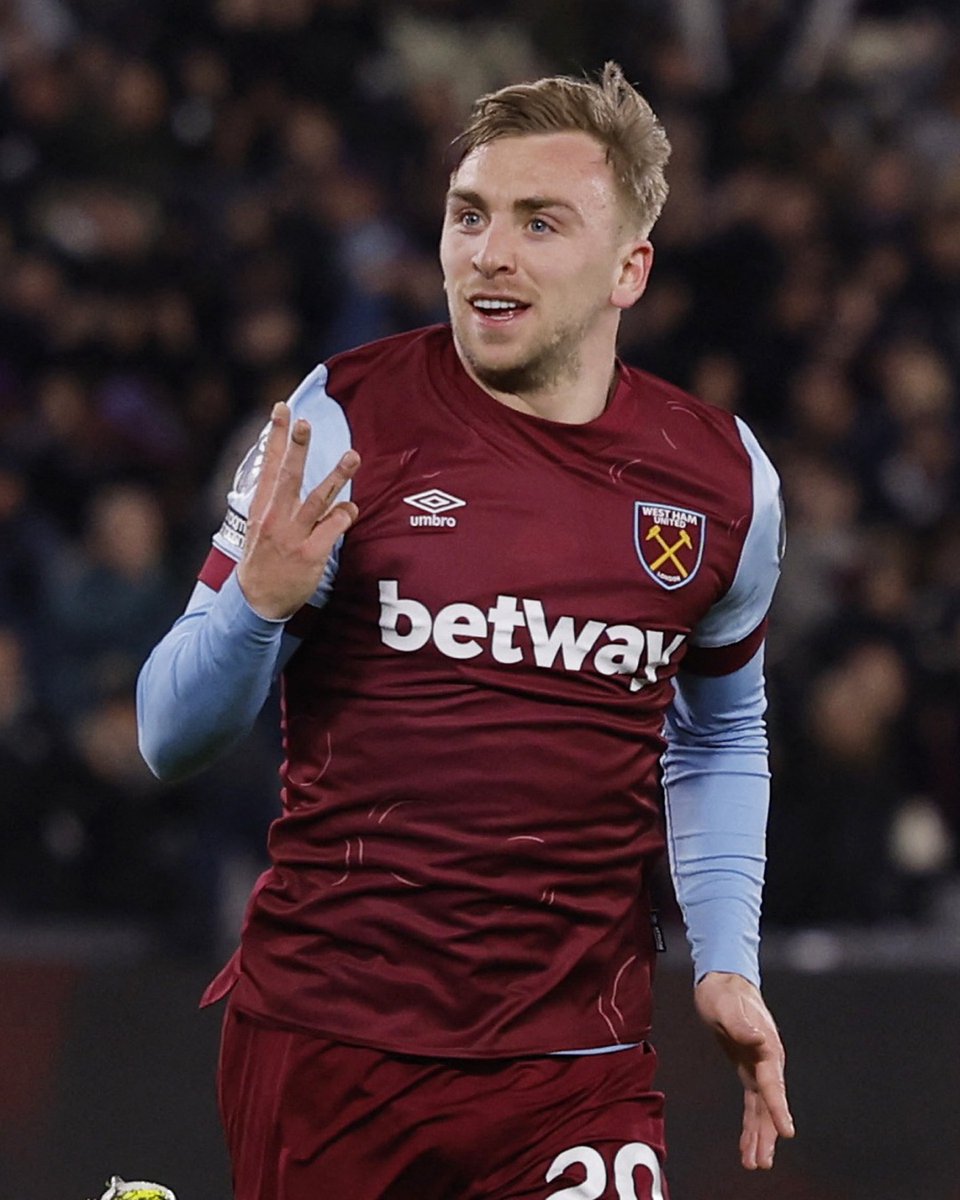 Jarrod Bowen has a first career hat-trick! 🎩 

Mohammed Kudus' pinpoint cross is headed in by the West Ham forward 👏 

#WHUBRE