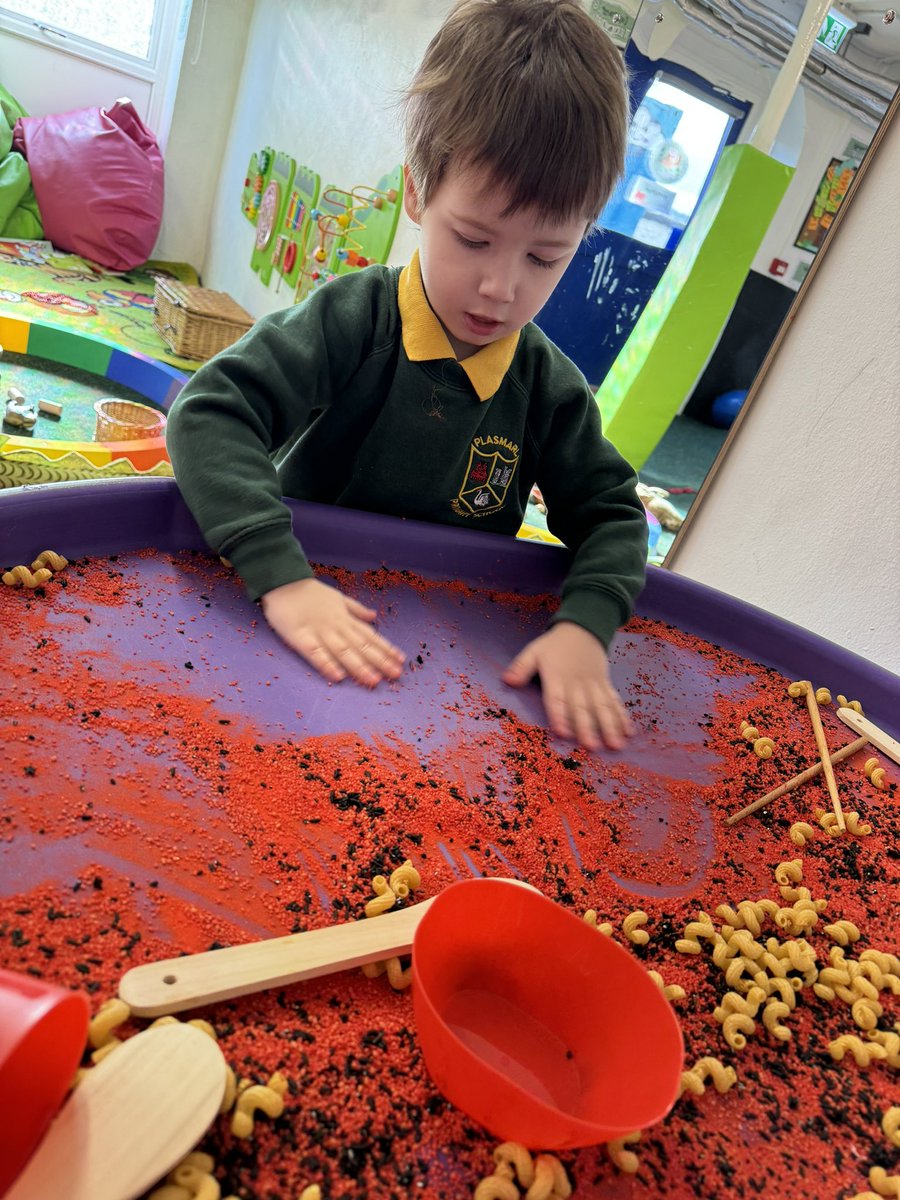 PlasmarlPrimary's tweet photo. Today the Gwdihws have been exploring Chinese New Year! We have created some beautiful Chinese inspired art, counted the coins into the correct envelope and created dragons in playdoh 🐉 #PlasHum #PlasArts #PlasNum https://t.co/NVLzV38ya4