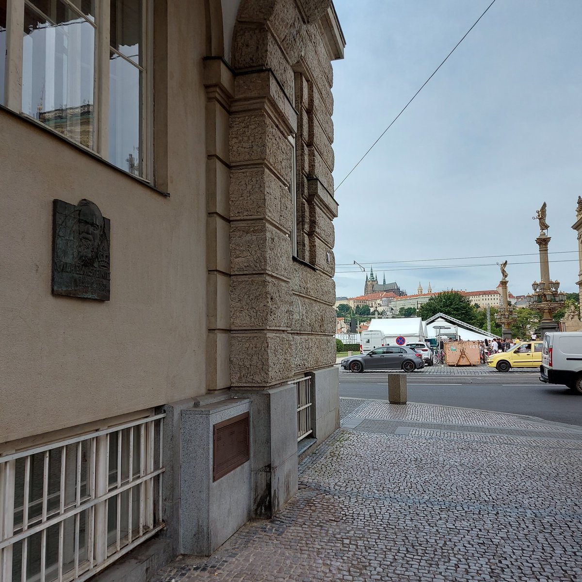 The plaque in honor of #WilhelmSteinitz with view to the #PragueCastle.
#chess #Prague
#ChessInVisualArts #memorial