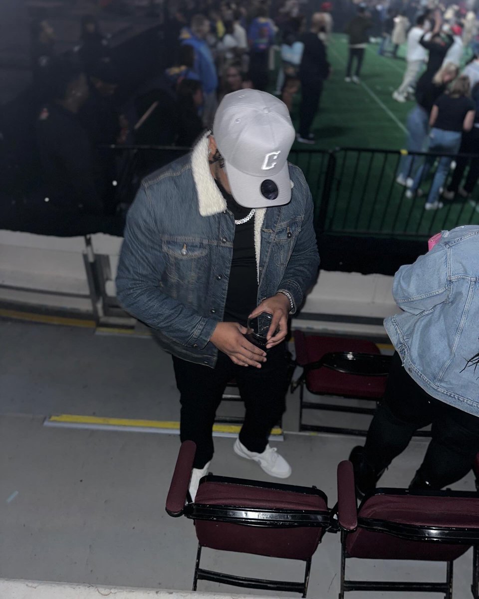 YB_ShowTimee's tweet photo. ….Idk who that is😒 
#AllABlur https://t.co/e9rJe9BQEq
