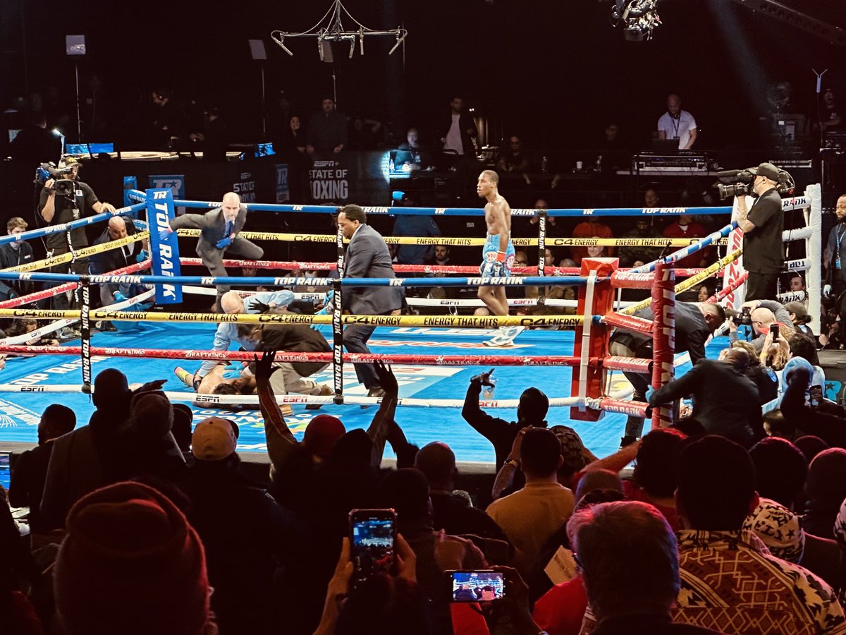 Thank you NYPD Cops & Kids Boxing for providing tickets to our local youths to witness Brooklyn's own Bruce “ShuShu” Carrington deliver a knockout!!! 🥊🥊
@PASQUALERUSSO #NYPDBoxing