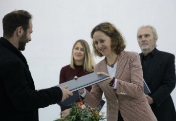 NObuljen's tweet photo. #Čestitke dobitnicima nagrade #HDLU LEI VIDAKOVIĆ za najbolju izložbu i MATEJU VUKOVIĆU kao najboljem mladom umjetniku. 
👏🏻Posebna #zahvalnost onima koji su cjeloživotnim djelovanjem u području vizualnih umjetnosti zadužili 🇭🇷 kulturu:
🎥 DALIBORU MARTINISU 
i ZVONKU MAKOVIĆU👏🏻 https://t.co/VeUJawMS3I