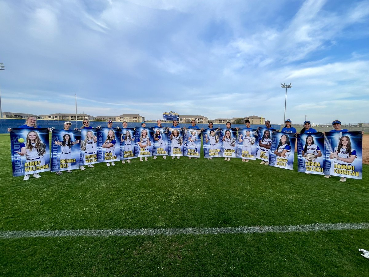 BANNER REVEAL!🤩 Thank you to our 🦬 families for organizing and making this happen🙌🏼 Come see them live at our district opener vs San Marcos! 🗓️Tuesday, 3/5 ⏰ JV 5PM, Varsity 7PM 📍Shelton Complex 🥎🦬🔥