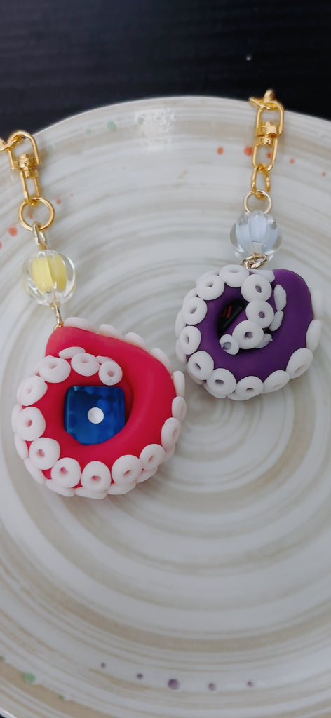 qrou's tweet photo. 樹脂粘土で作る創作和菓子や練り切りを作っておりますっハンドメイドイベント参加しながらVtuberとしても配信やイベント紹介活動したりと様々っ

甘味処作品を楽しんでくださり有難う御座いますっチャンネル登録も何卒ー！

 @Lupopo_cafe 様いつも有難う御座いますっ

https://t.co/dMvujS9Pmc https://t.co/mVFpgQqTBH