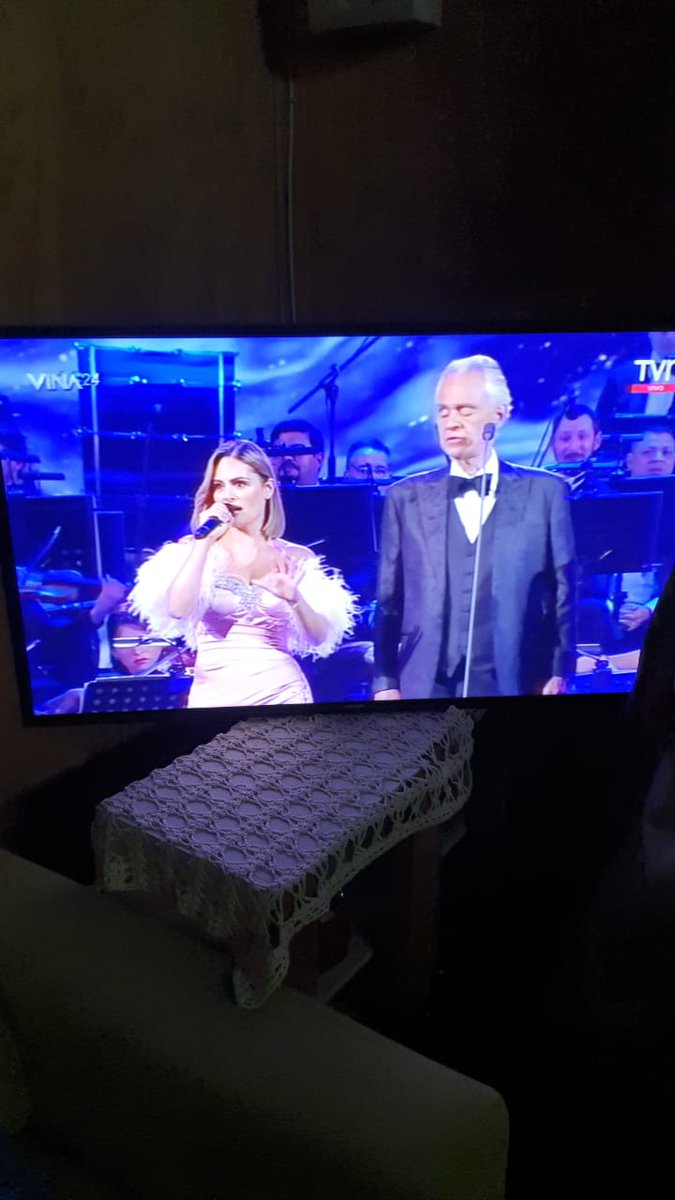 itaChile's tweet photo. Por fin el #FestivalDeVina ha vuelto en gloria y majestad como era en antaño.  @AndreaBocelli ha subido el pelo de una vez.  Nada ni nadie podrá nunca superar esta presentación.  Quedará en la historia👏🏼👏🏼👏🏼👏🏼 https://t.co/qYwFoqa044