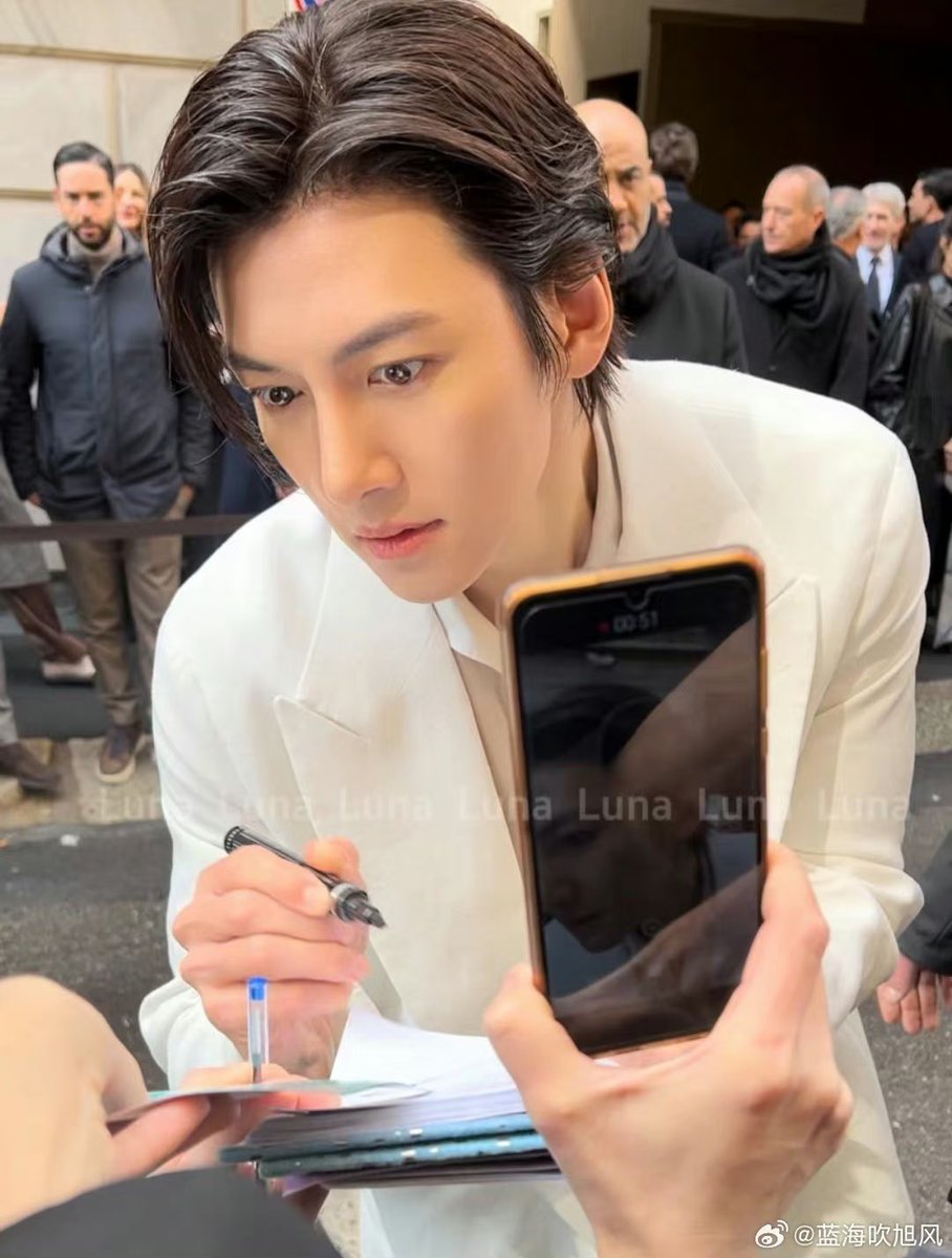 B_bold_21's tweet photo. What did the girl write there?? that left jichangwook shocked 🤭😛
What did u write girl 😂😂😂😂 https://t.co/dMKPiJWmqC