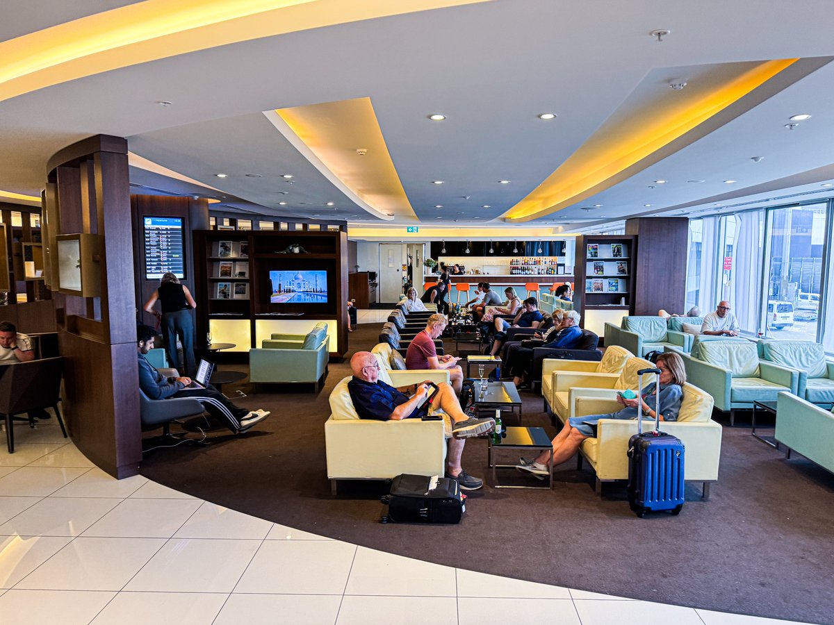 The House by Aspire at SYD 🇦🇺 ✅ Accessible with Priority Pass ✅ Located in the international terminal ✅ Buffet with a few hot and cold food options ✅ Shower rooms ✅ Used to be an Etihad Lounge 🇦🇪 and still boasts its interior and signage