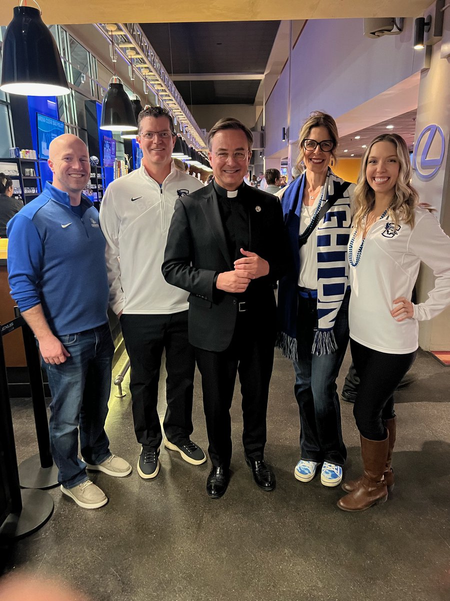 Thank you to the @CreightonDental faculty who joined me last Tuesday at the @BluejayMBB game against UConn. It is always a great time when I can connect with colleagues on and off campus.