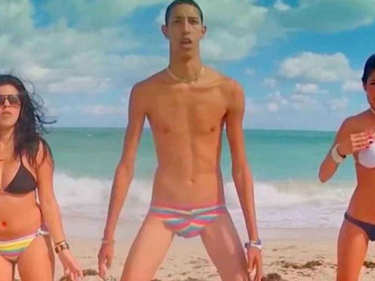 Manzana después de cortar el césped con la máquina q le mandaron...
#GranHermano