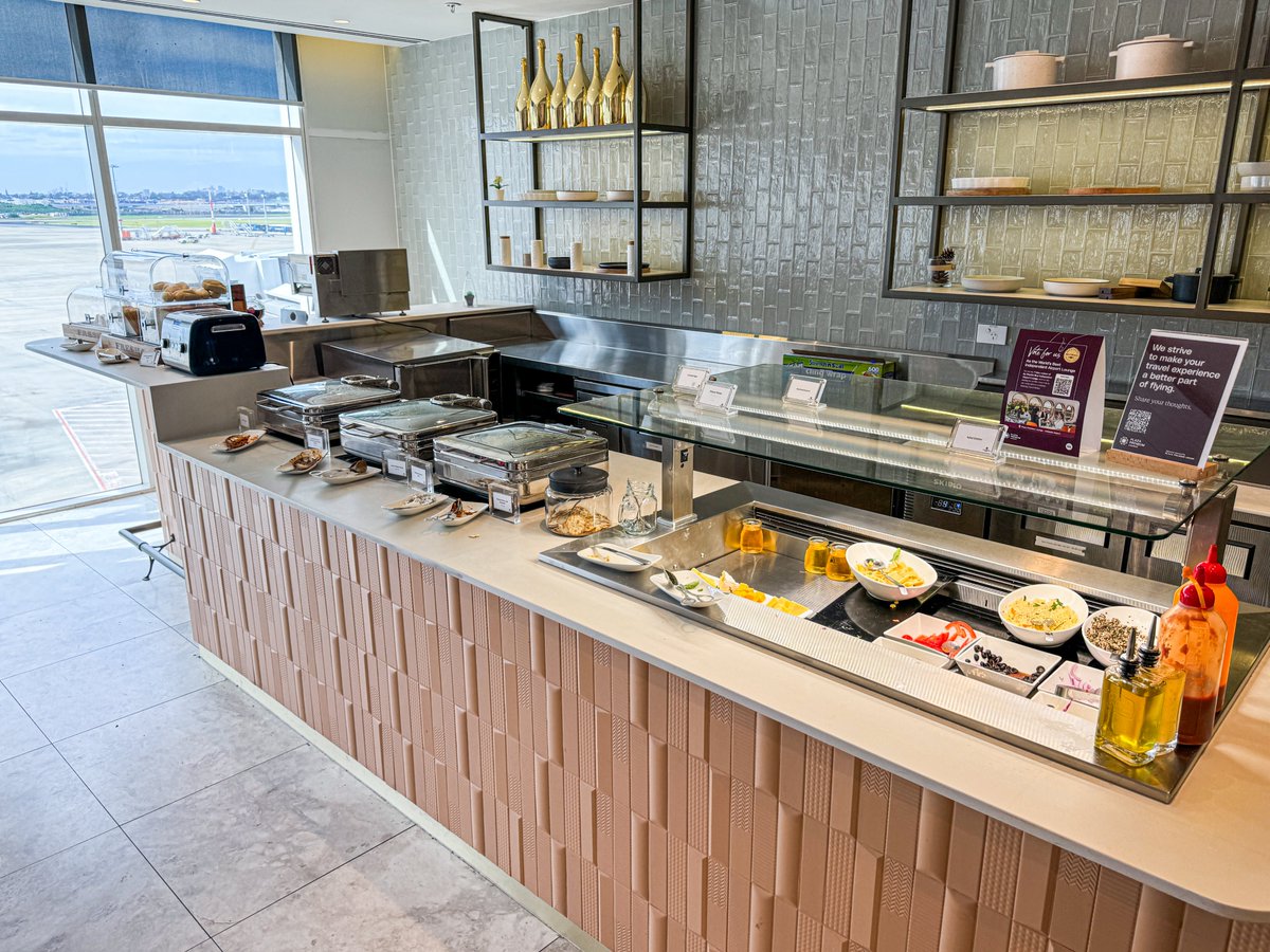 The Plaza Premium Lounge at SYD 🇦🇺 ✅ Buffet with hot and cold food options ✅ Bar with made-to-order coffee and other drinks ✅ Great apron view ✅ Good WiFi and availability of power ports ❌ So small, it qualifies for the term 'tiny'