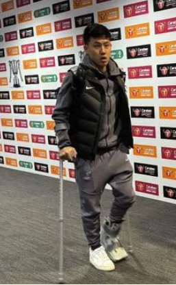 drmattlim's tweet photo. Wataru Endo left the Carabao Cup final with crutches and an aircast boot after @LFC 's amazing win.

What can we learn from principles of injury management?

⭐️Acronym is POLICE.
Protection. Optimal Loading. Ice. Compression. Elevation.

If players are having pain and suspected injury, protection with an aircast boot, followed by partial offloading with crutches can help in the initial stages before re-assessment.

Seems like Endo has walked into training today with no crutches or boots. Initial management excellent by the medical staff there!