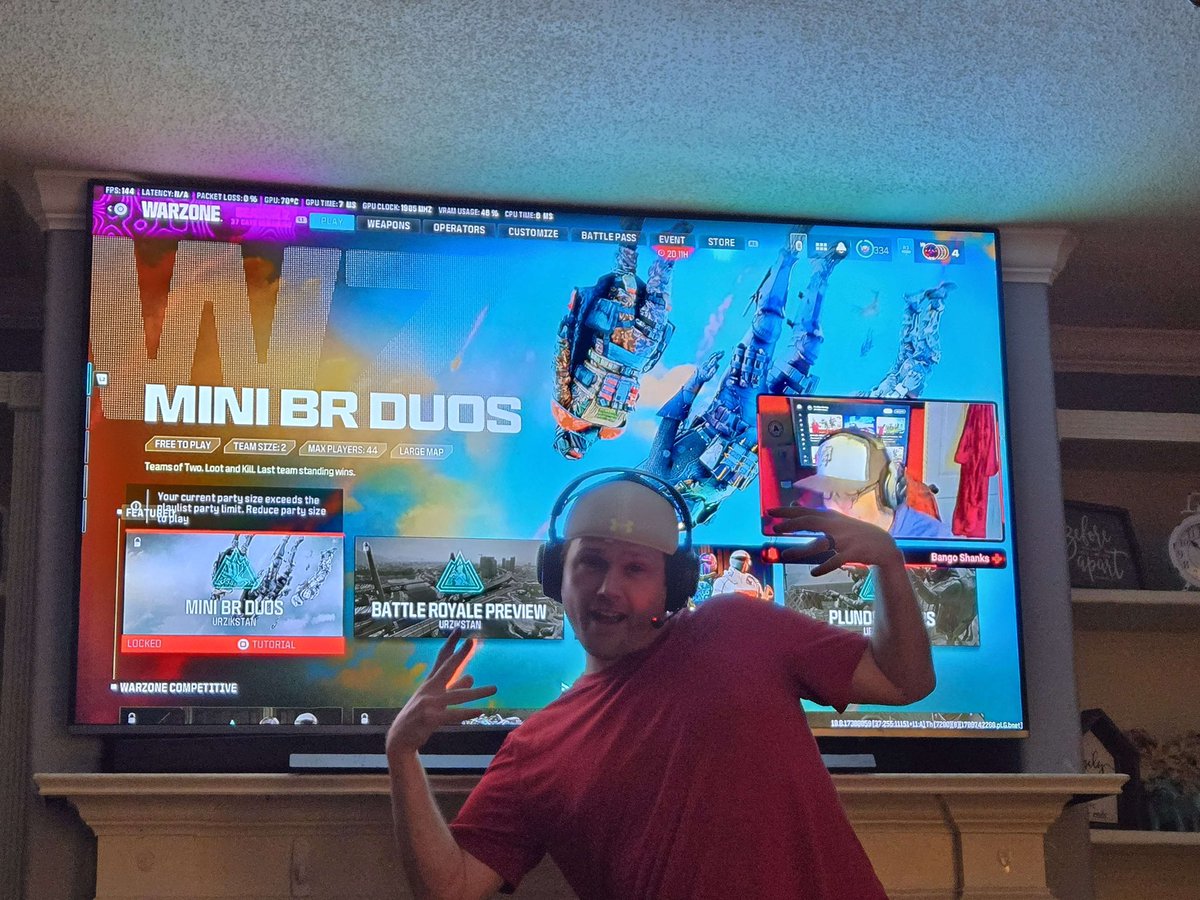 krich1532's tweet photo. This is why #HeadlinerNation is the best community.

One of our members asked if her husband could jump on COD with us. Thats always a 100% yes from me.

We won our first ranked game with his wife and 16 year old son watching the stream. Sent this pic after. https://t.co/hBVWmg2RIy