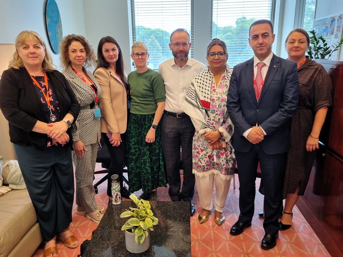 Today, Greens leader <a href="/AdamBandt/">Adam Bandt</a>, deputy leader Senator <a href="/MehreenFaruqi/">Mehreen Faruqi</a> &amp; I met with a delegation of unionists from Australia, Palestine &amp; Ukraine, calling for an end to Russian &amp; Israeli aggression.

🧵 1/5