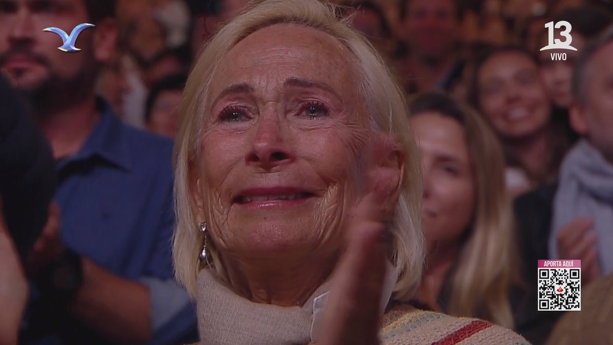 london_lirie's tweet photo. Esta señora me representa viendo el grandioso espectáculo de Andrea Bocelli 
#Vina2024 https://t.co/dPcJik85sW