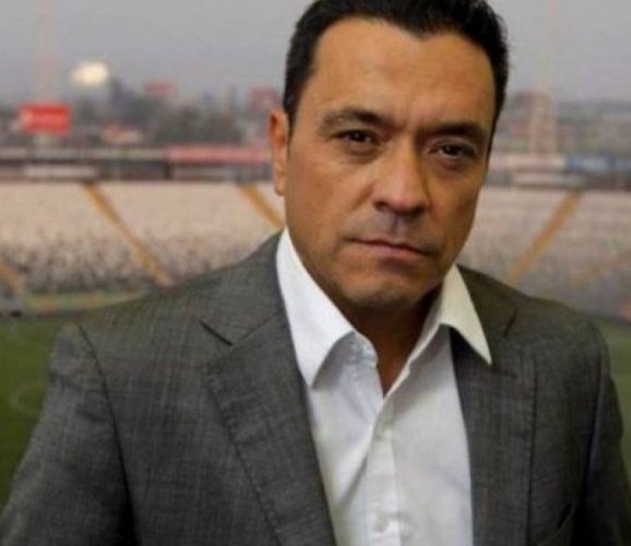 decuartachilena's tweet photo. Claudio Palma esperando desde las 10 de la noche a Javiera Contador, porque él no vibra con la ópera #viña2024 https://t.co/iRgftBrrBf