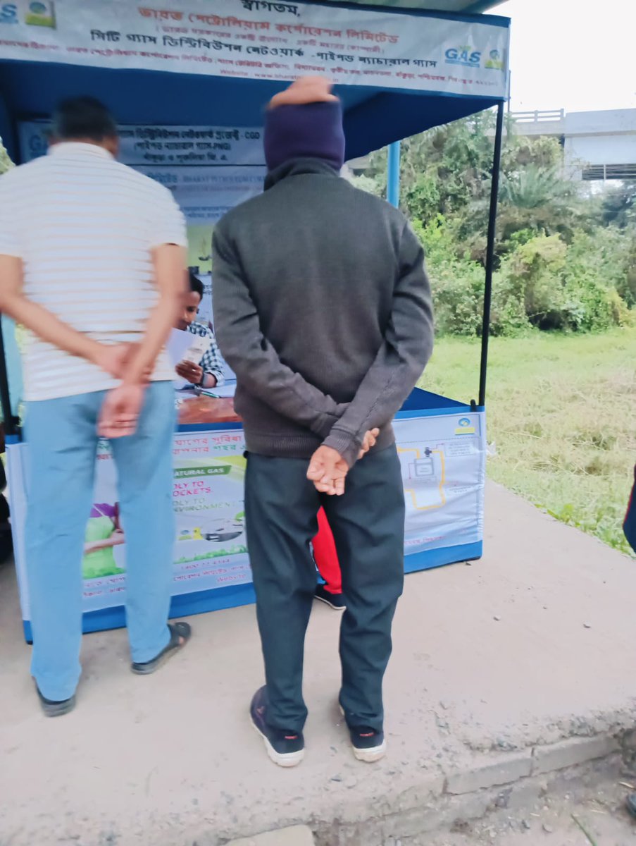 BPCLGAS_BANKURA's tweet photo. @BPCLGAS_BANKURA is contacting households #DOOR_TO_DOOR in BANKURA town and Barjora in Bankura GA. Convincing them to shift into #PNG under PNG-D Campaign by @PNGRB_ @BPCLimited @BPCLGasBusiness @PetroleumMin @HardeepSPuri 
#AAGE_BADHEY_PNG_CHUNEY https://t.co/dV1QADgKV2