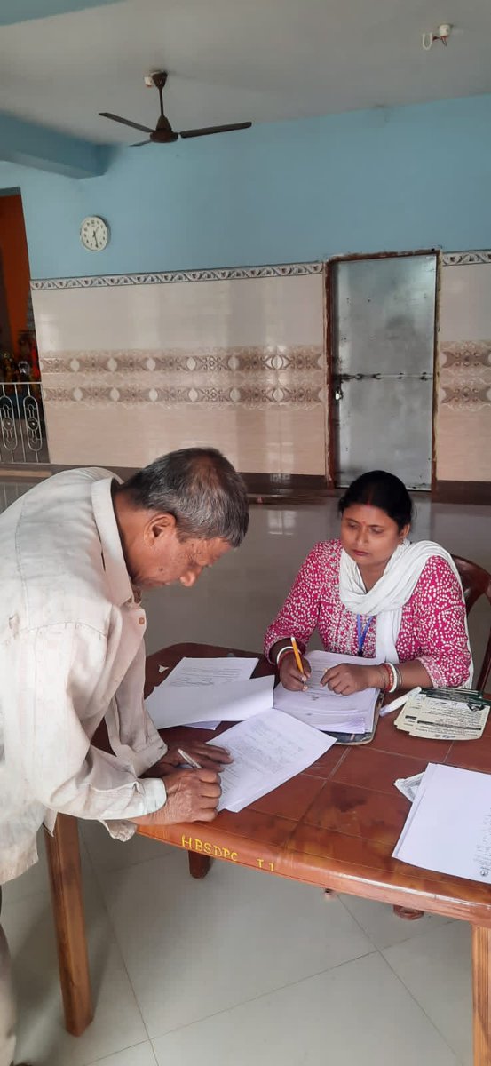 BPCLGAS_BANKURA's tweet photo. @BPCLGAS_BANKURA is contacting households #DOOR_TO_DOOR in BANKURA town and Barjora in Bankura GA. Convincing them to shift into #PNG under PNG-D Campaign by @PNGRB_ @BPCLimited @BPCLGasBusiness @PetroleumMin @HardeepSPuri 
#AAGE_BADHEY_PNG_CHUNEY https://t.co/dV1QADgKV2