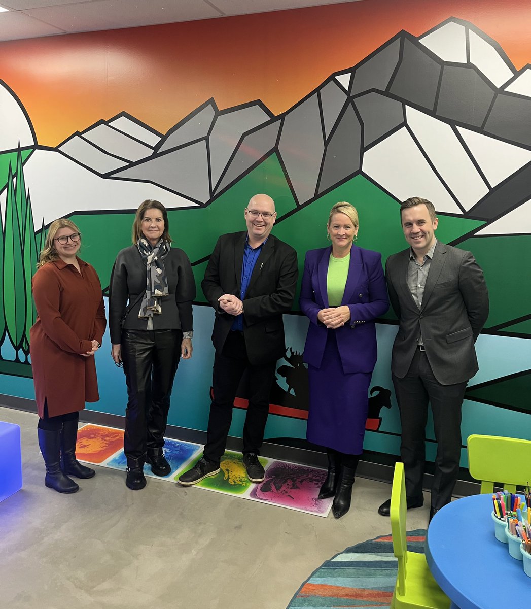 YWCAEdmonton's tweet photo. Thx to Minister of Children &amp; Family Services @SearleTurton for visiting our office today &amp; learning more about our youth programs. The Minister was joined by folks from @FriendlyFuture &amp; @TELUS. The foundation generously supports our youth counselling program. #ableg #yegyouth https://t.co/Z55jMu2wNe