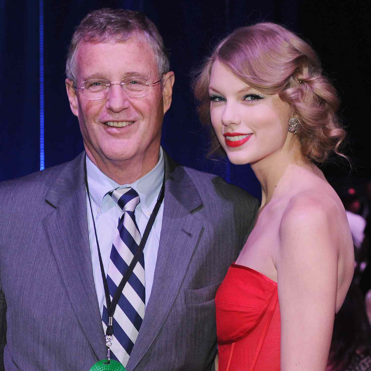 PopCrave's tweet photo. Taylor Swift's rep responds to TMZ report that her father Scott attacked a paparazzo in Australia:

“Two individuals were aggressively pushing their way towards Taylor, grabbing at her security personnel, and threatening to throw a female staff member into the water.” https://t.co/zomWDtktzy