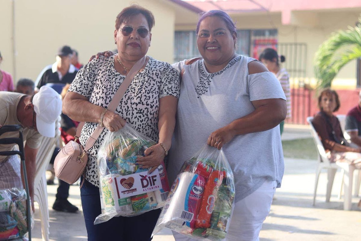 DifAltamira4T's tweet photo. Iniciamos la semana con energía renovada para seguir entregando apoyos alimenticios de nuestro programa Adulto Activo, beneficiando a las colonias: Arboledas y Fraccionamiento Arboledas.

Llevamos hasta la fecha un total de 92,205. 👵🏻👴🏻✨ https://t.co/4hTZgDPj63