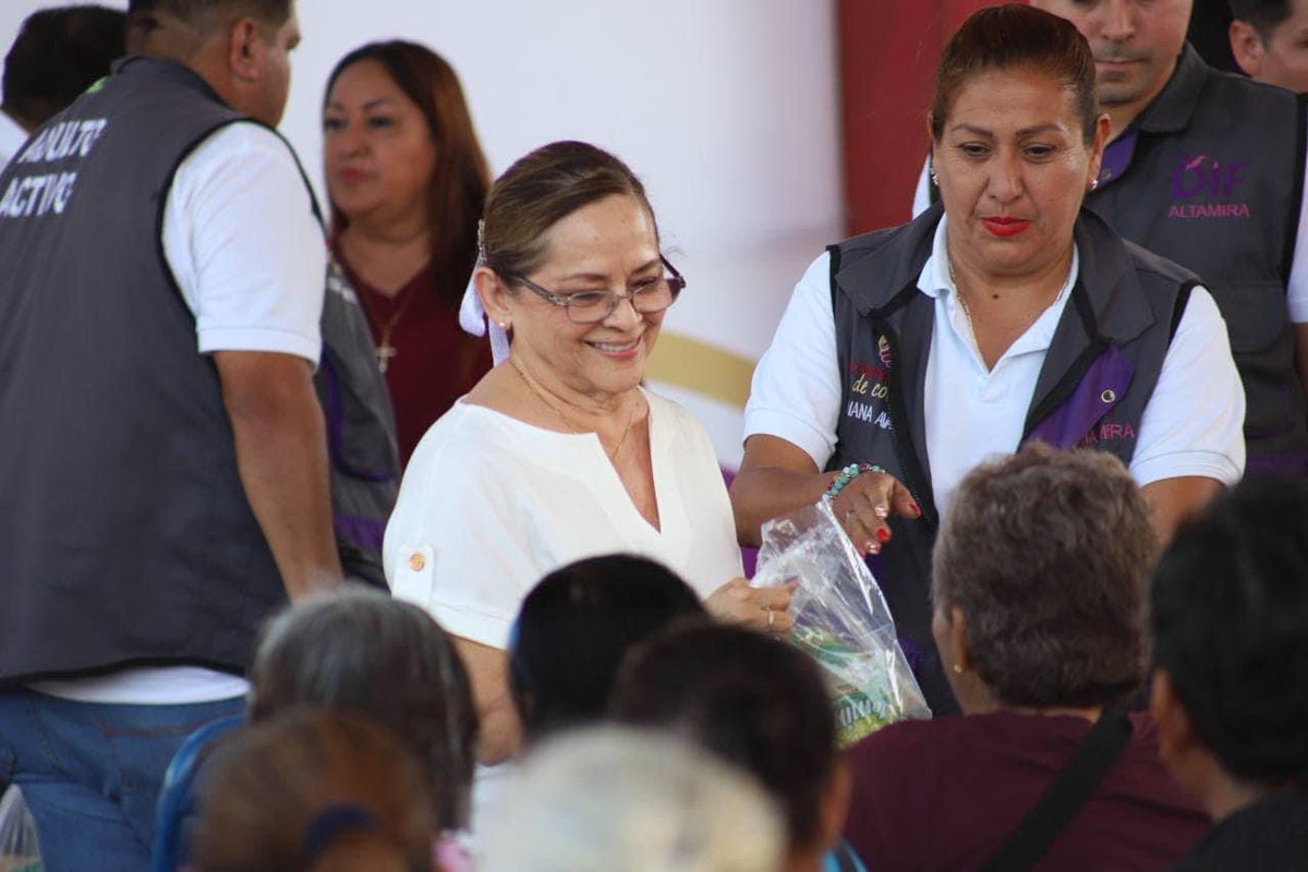 DifAltamira4T's tweet photo. Iniciamos la semana con energía renovada para seguir entregando apoyos alimenticios de nuestro programa Adulto Activo, beneficiando a las colonias: Arboledas y Fraccionamiento Arboledas.

Llevamos hasta la fecha un total de 92,205. 👵🏻👴🏻✨ https://t.co/4hTZgDPj63