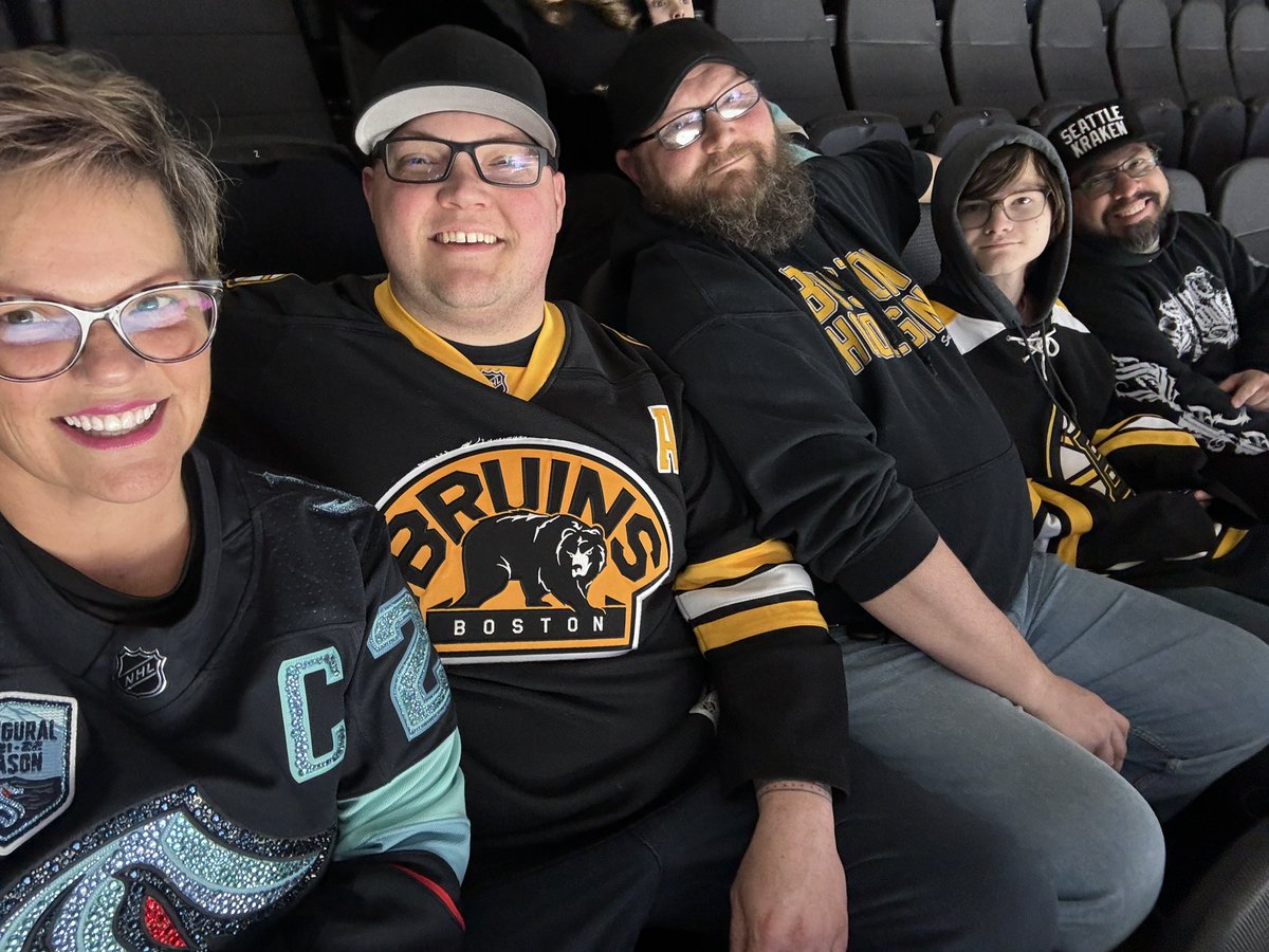 MimiD_23's tweet photo. In SEA of Bruins, be a KRAKEN! #seakraken #climatepledgearena
#seatllehockey #PNWHockey https://t.co/FIhsgDhsI1