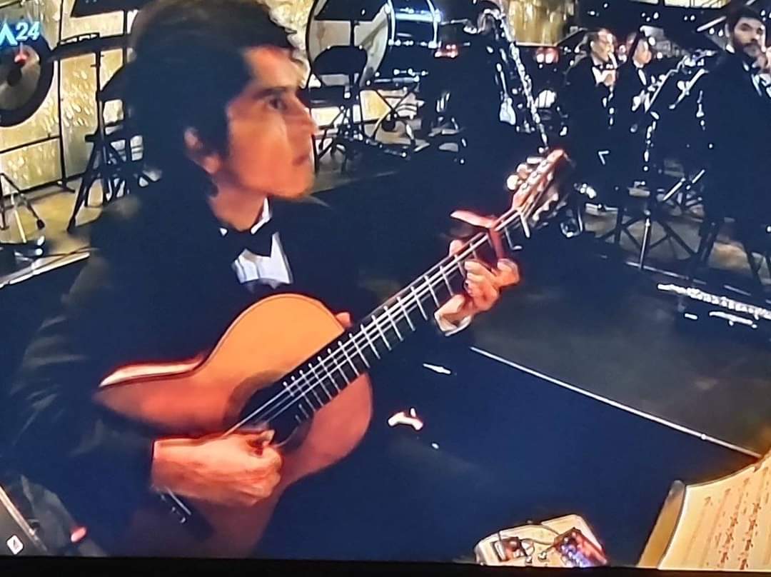Alextmx's tweet photo. De Coronel!Fernando Rain, joven músico de Coronel, ex alumno del Liceo de Coronel, acompañando a Andrea Bocelli en el Festival de Viña del Mar y es de Camilo Olavarría. TREMENDO ! 👏👏👏👏 https://t.co/wpXUOmEkjw