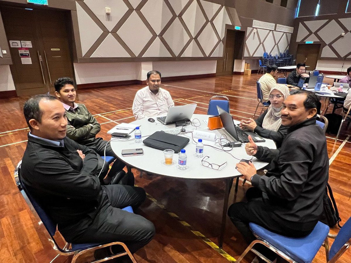 27 Februari 2024 I Sedang berlangsung Bengkel Semakan Semula Polisi Keselamatan Siber &amp; Dasar Fasiliti JKR bertempat di <a href="/CREaTEJKR/">CREaTE</a>. Bengkel bermula hari ini akan berakhir pada 1 Mac 2023 telah dirasmikan Pengurus ICT Jabatan iaitu KBTM, CDPK

<a href="/masribaharuddin/">Masri Bin Baharuddin</a> 
<a href="/CDPK_IPJKR/">Cawangan Dasar & Pengurusan Korporat JKR Malaysia</a>