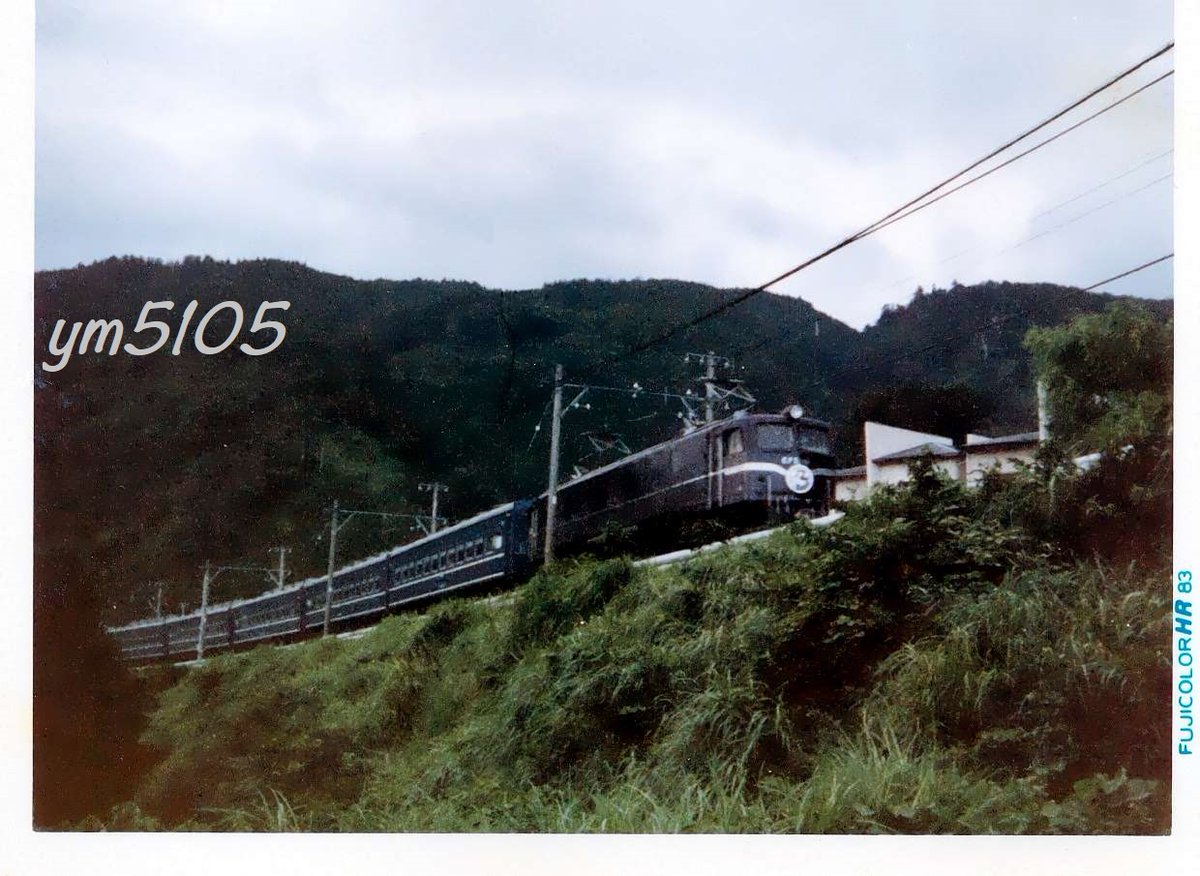 ym51051's tweet photo. 185系ではありませんが懐かしいお座敷踊り子号の写真を見つけたのでご紹介✨

中3の夏休み干物買った帰りの八幡野で客車列車を見掛けたので咄嗟にポケットカメラで撮影📸

この頃は183系も踊り子号として活躍していましたね🚄

#お座敷踊り子号
#183系
#伊豆
#八幡野
#踊り子号
#185系 https://t.co/HaZvrd2P0b