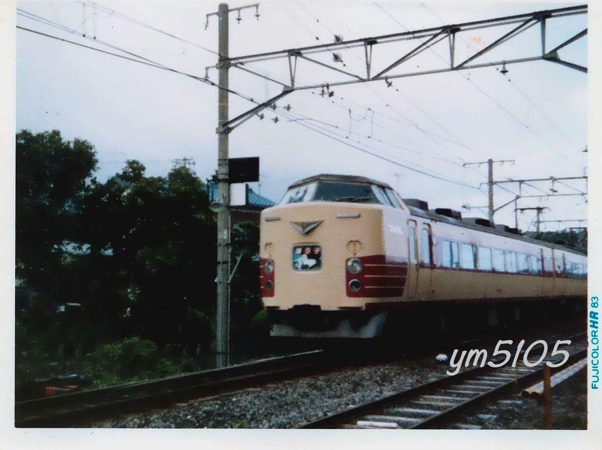 ym51051's tweet photo. 185系ではありませんが懐かしいお座敷踊り子号の写真を見つけたのでご紹介✨

中3の夏休み干物買った帰りの八幡野で客車列車を見掛けたので咄嗟にポケットカメラで撮影📸

この頃は183系も踊り子号として活躍していましたね🚄

#お座敷踊り子号
#183系
#伊豆
#八幡野
#踊り子号
#185系 https://t.co/HaZvrd2P0b