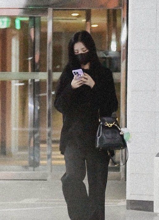 revejisoo's tweet photo. pause cause they really are sisters even during dispatch rumors https://t.co/3AKaclHpfs