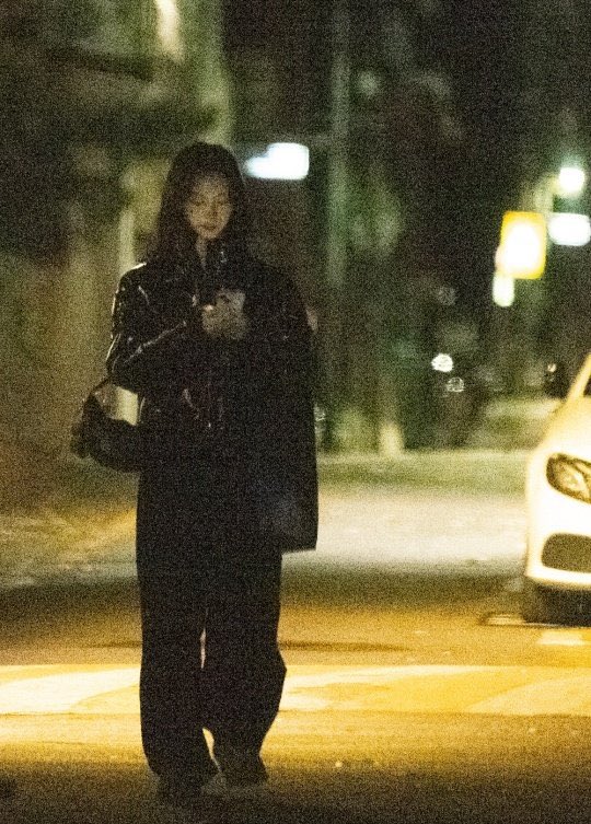 revejisoo's tweet photo. pause cause they really are sisters even during dispatch rumors https://t.co/3AKaclHpfs
