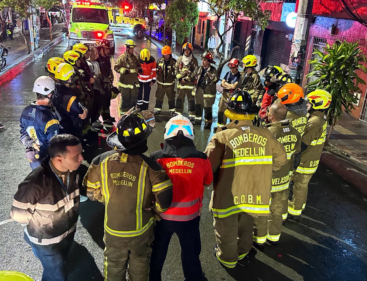 Agradecimientos a todo el equipo <a href="/DAGRDMedellin/">DAGRD - Medellín</a> #BomberosMedellín organismos de socorro y entidades que participaron en la atención del accidente aéreo, ocurrido en las últimas horas en el Barrio Manrique, gran respaldo y excelente labor👏 <a href="/AlcaldiadeMed/">Alcaldía de Medellín</a>