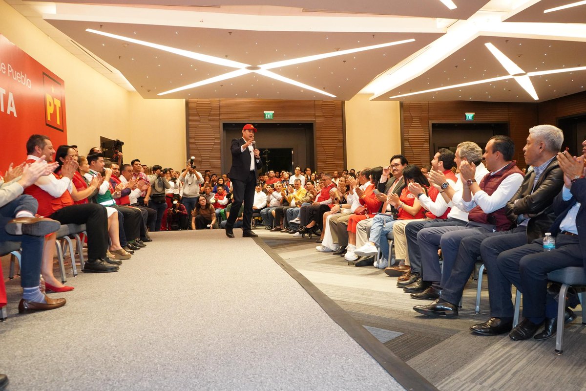 pepechedrauimx's tweet photo. Qué gusto acompañar a mi amigo @armentapuebla_ en su registro oficial como candidato del @PTPueblaOficial rumbo a la gubernatura. ¡Felicidades candidato! El proyecto para #Puebla es muy claro y el segundo piso de la transformación será una realidad bajo tu liderazgo. ¡Con todo! Vamos en unidad para una Puebla mejor. 🙌🏻🙌🏻🙌🏻 @LizSanchezSM