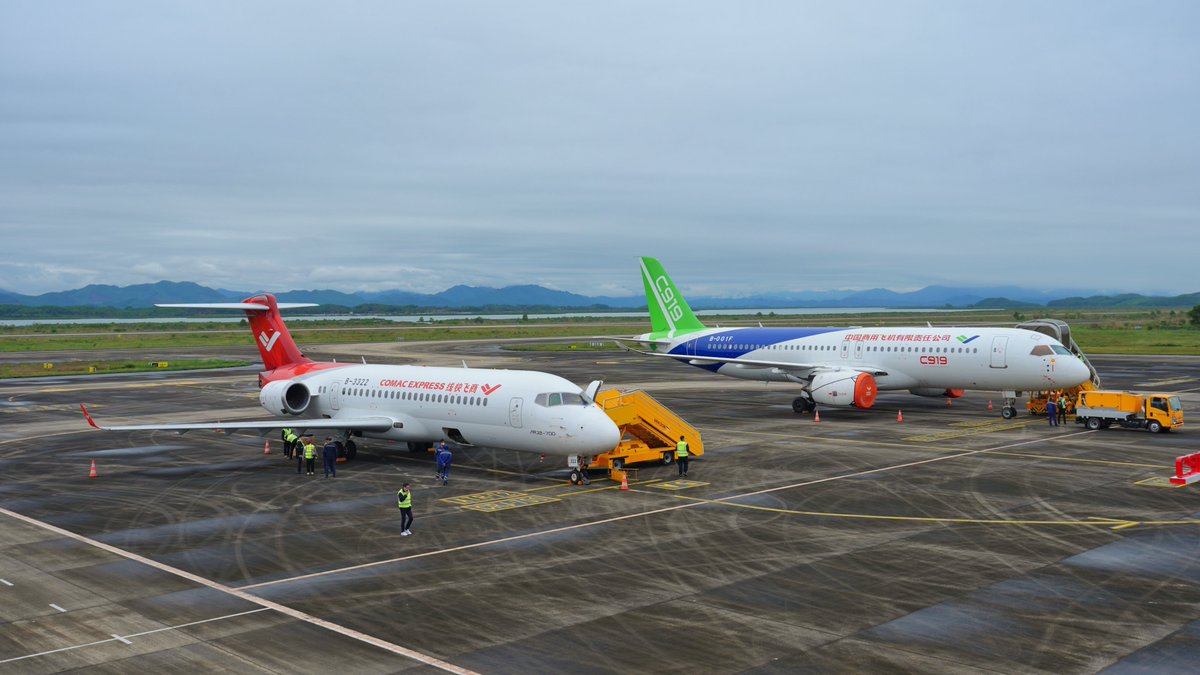 PDChinese's tweet photo. 【中國國產大飛機C919開啟東南亞演示飛行】27日，剛剛完成新加坡航展飛行表演的C919和ARJ21飛機開啟在東南亞的演示飛行。在接���來的兩周時間裡，C919和ARJ21飛機將在越南、老撾、柬埔寨、馬來西亞、印度尼西亞五國開展演示飛行，主要驗證中國國產商用飛機對東南亞五國機場和航線的適應性等方面。 https://t.co/qOwqcYlssD
