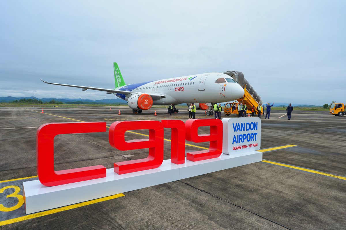 PDChinese's tweet photo. 【中國國產大飛機C919開啟東南亞演示飛行】27日，剛剛完成新加坡航展飛行表演的C919和ARJ21飛機開啟在東南亞的演示飛行。在接���來的兩周時間裡，C919和ARJ21飛機將在越南、老撾、柬埔寨、馬來西亞、印度尼西亞五國開展演示飛行，主要驗證中國國產商用飛機對東南亞五國機場和航線的適應性等方面。 https://t.co/qOwqcYlssD