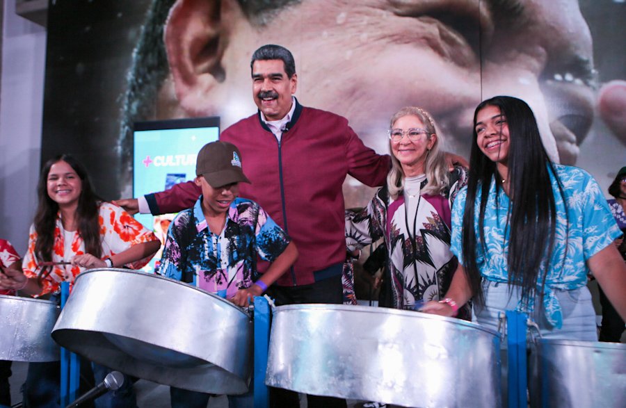 NicolasMaduro's tweet photo. ¡Estamos apenas calentando el brazo! Desde el programa "Con Maduro +” Nº 35, del hermoso Oriente del país, conversamos sobre la fuerza del Pueblo, cuando sale a las calles, con amor y frenesí, establecimos alianzas estratégicas en materia alimentaria, aprobamos recursos en la producción textil de corte comunal y mucho más.  ¡Seguiremos adelante!