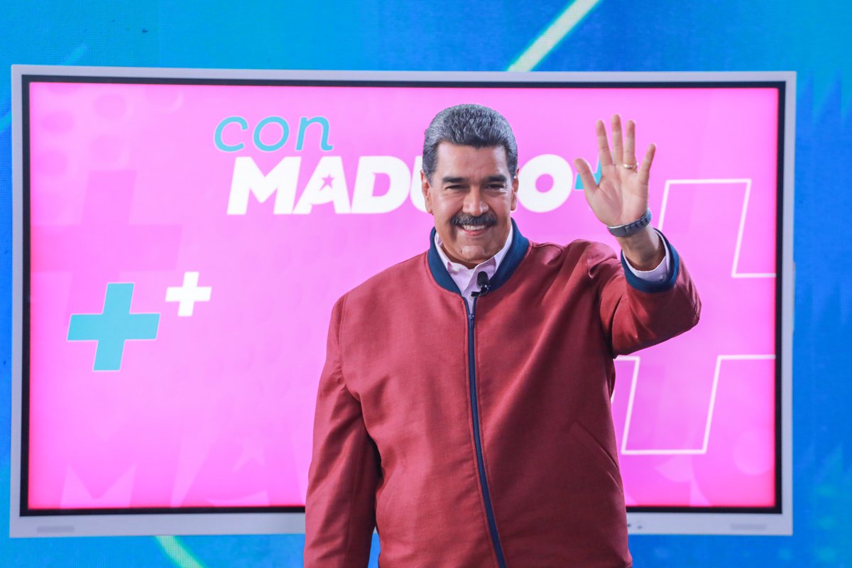 NicolasMaduro's tweet photo. ¡Estamos apenas calentando el brazo! Desde el programa "Con Maduro +” Nº 35, del hermoso Oriente del país, conversamos sobre la fuerza del Pueblo, cuando sale a las calles, con amor y frenesí, establecimos alianzas estratégicas en materia alimentaria, aprobamos recursos en la producción textil de corte comunal y mucho más.  ¡Seguiremos adelante!